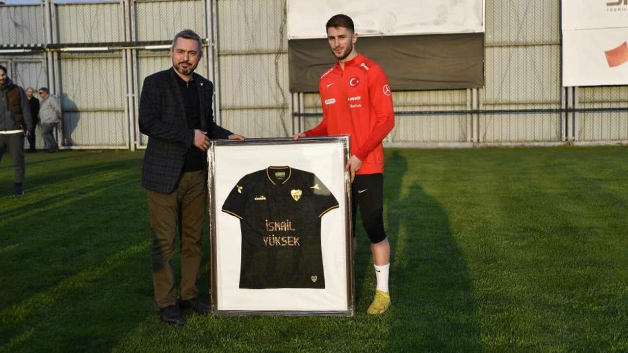 Milli futbolculara Bursaspor forması hediye edildi