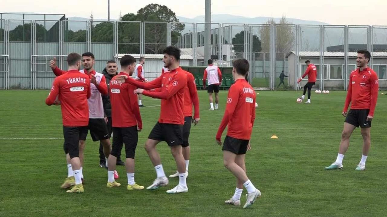 Milli futbolculara Bursaspor forması hediye edildi