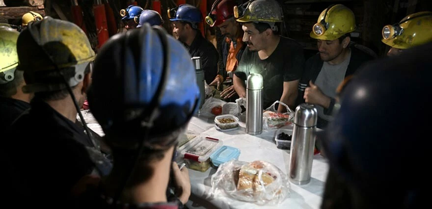 Yerin 520 metre altında iftar! Somalı madenciler oruçlarını görev başında açıyor Yerin 520 metre altında iftar! Somalı madenciler oruçlarını görev başında açıyor