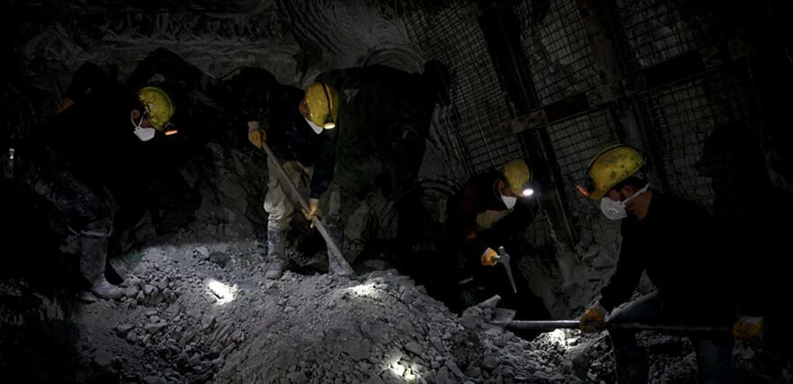 Yerin 520 metre altında iftar! Somalı madenciler oruçlarını görev başında açıyor Yerin 520 metre altında iftar! Somalı madenciler oruçlarını görev başında açıyor