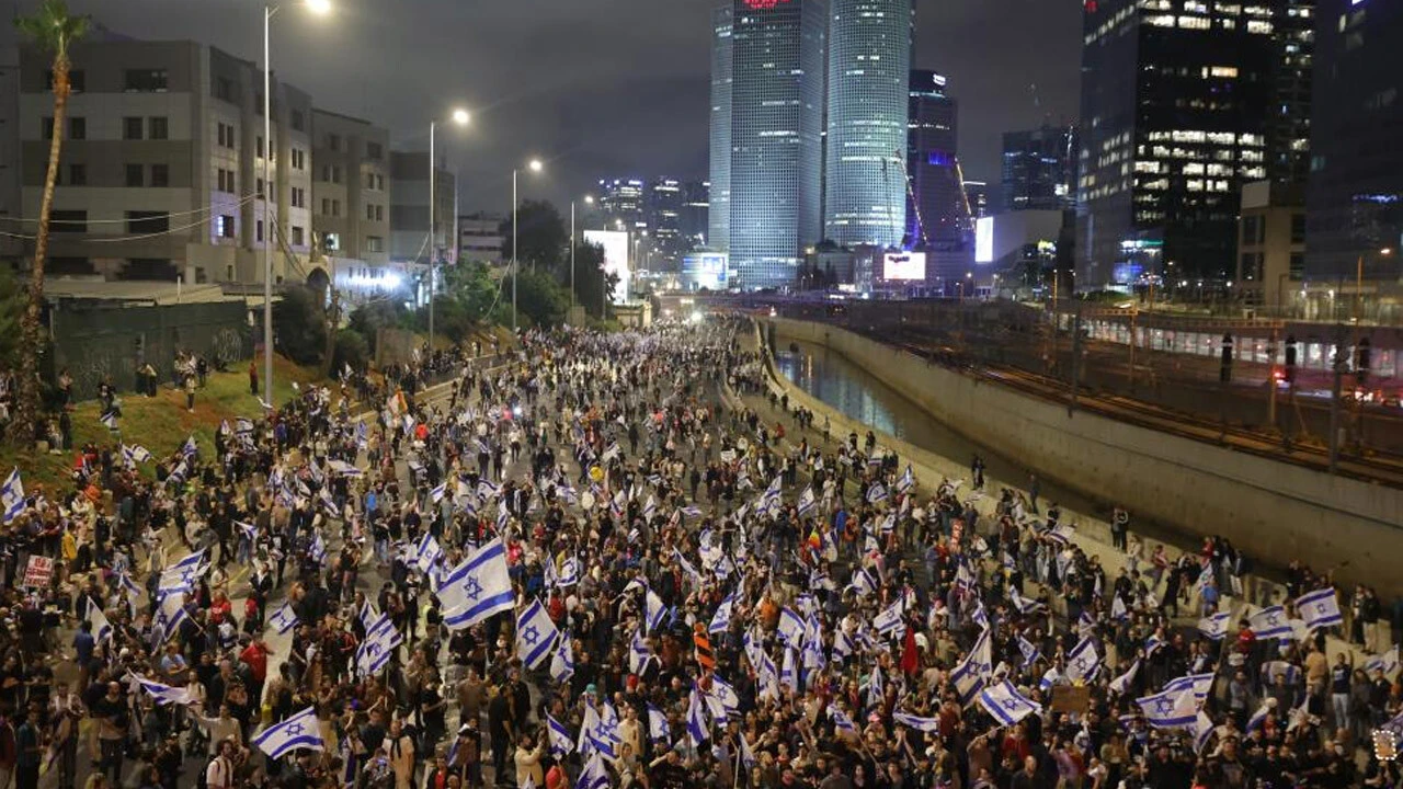İsrail'de iç savaş çanları çalıyor! Savunma Bakanı’nın görevden alınmasının ardından halk sokağa indi