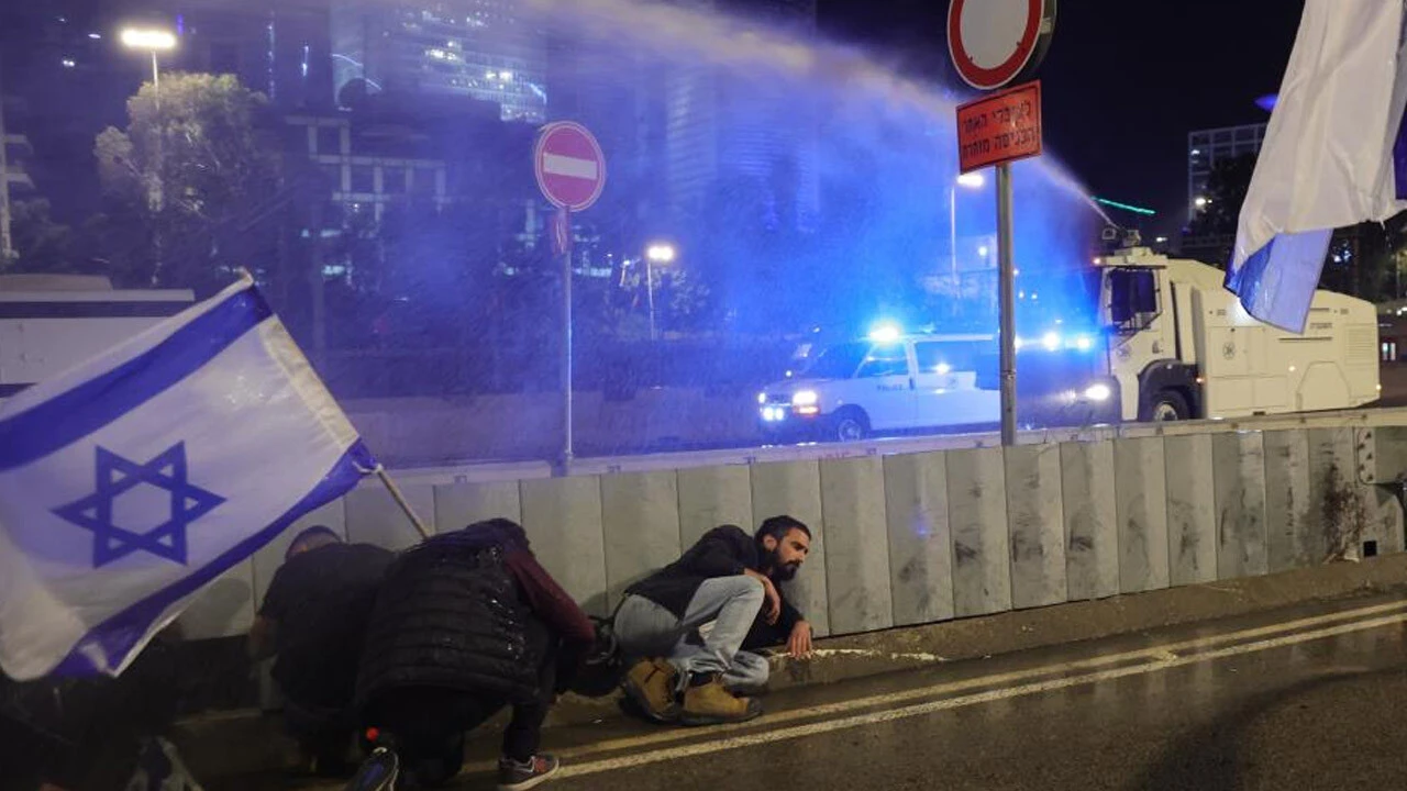 İsrail'de iç savaş çanları çalıyor! Savunma Bakanı’nın görevden alınmasının ardından halk sokağa indi
