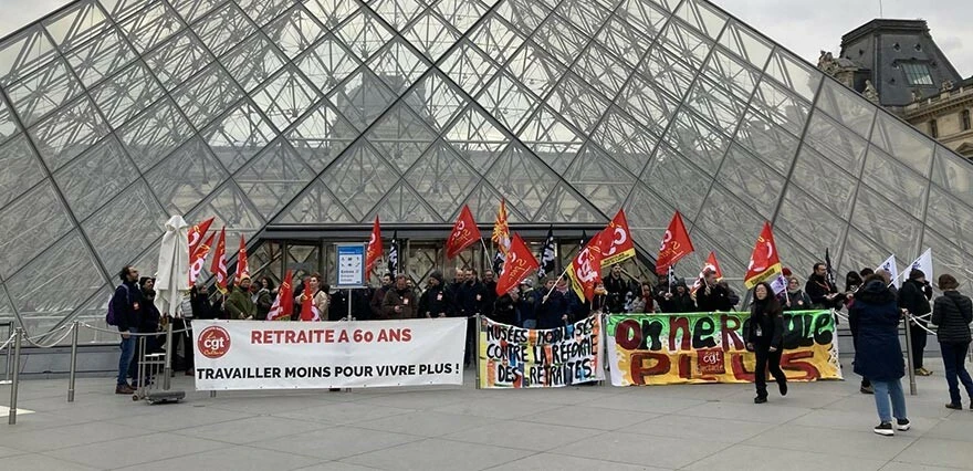 Fransa'da eylemciler 'Mona Lisa grevde' sloganları ile Louvre Müzesi'nin girişini kapattı!