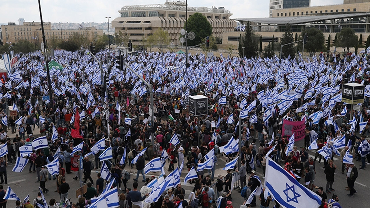 Son dakika! Netanyahu geri adım attı: İsrail&#039;i karıştıran yargı düzenlemesi ertelendi