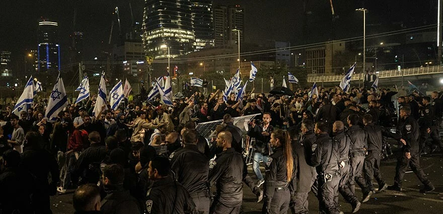İsrail’de Binyamin Netanyahu’nun kabinesi de patlak verdi! Hükümetteki 3 bakan ‘geri adım’ çağrısında bulundu
