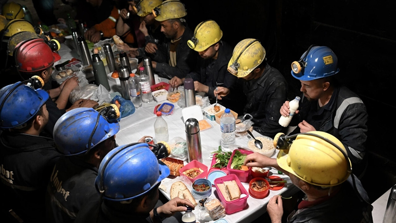 Yerin 520 metre altında iftar! Somalı madenciler oruçlarını görev başında açıyor