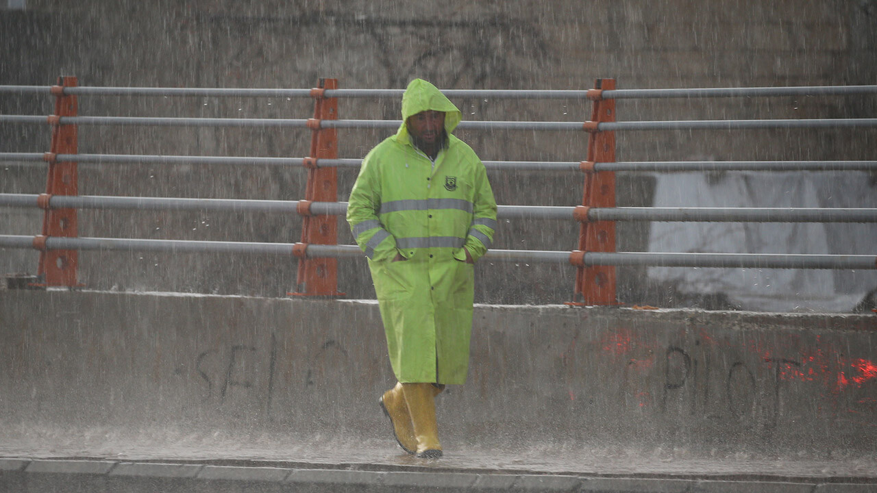 Sağanak, kar ve fırtına! Meteoroloji İstanbul dahil 60 il için uyarılarını peş peşe sıraladı