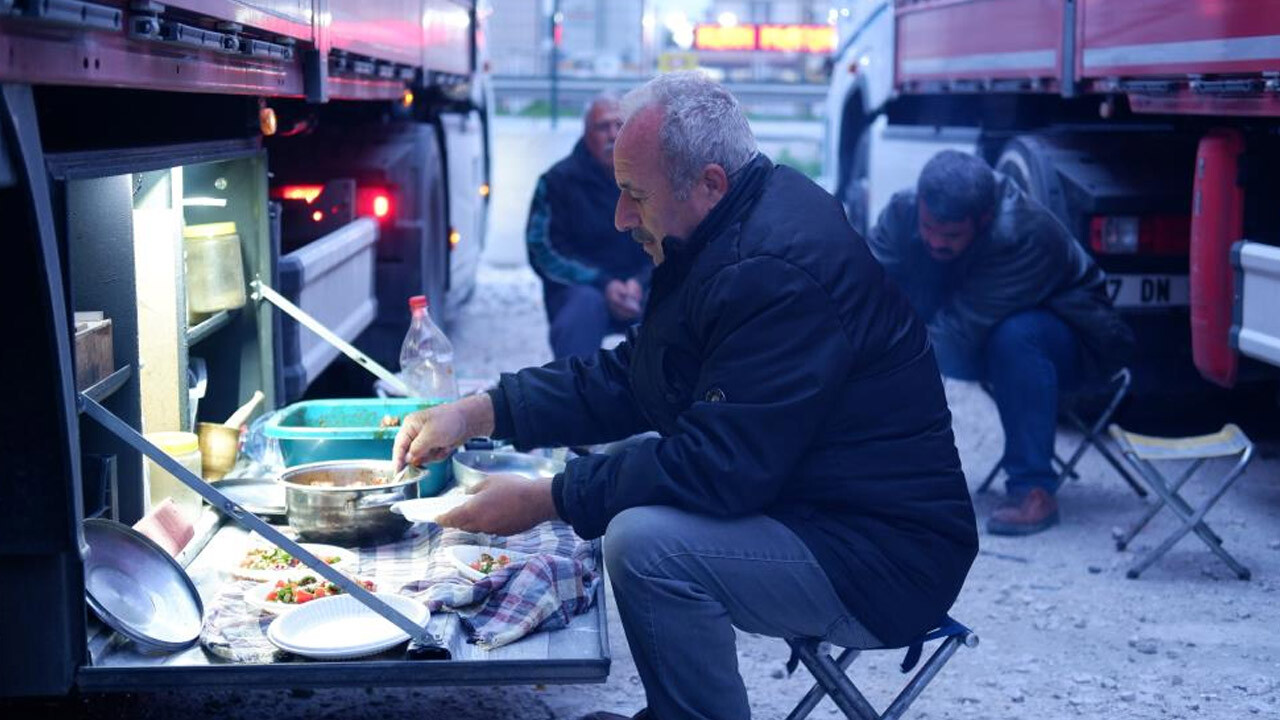 Tır şoförlerinin sınır hattında iftar telaşı: Orucumuzu hep yollarda açıyoruz