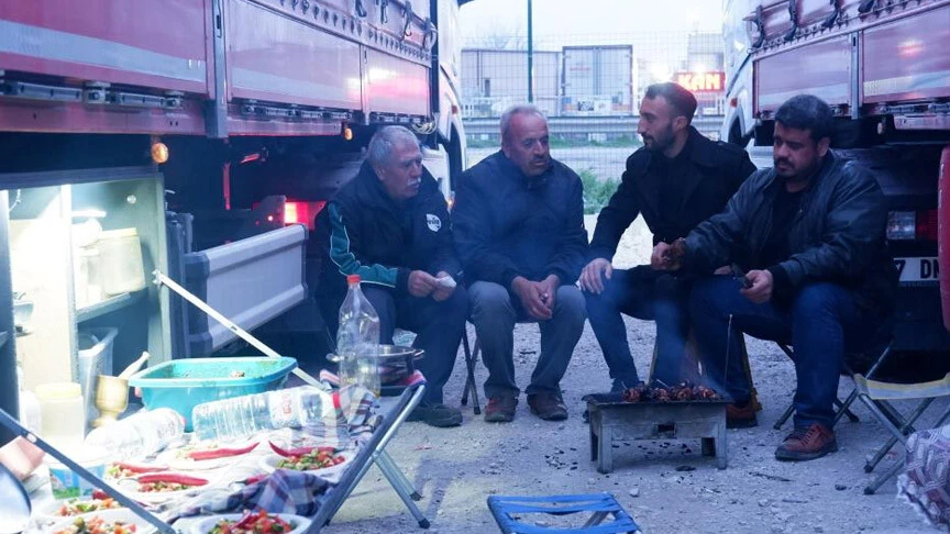 Tır şoförlerinin sınır hattında iftar telaşı: Orucumuzu hep yollarda açıyoruz