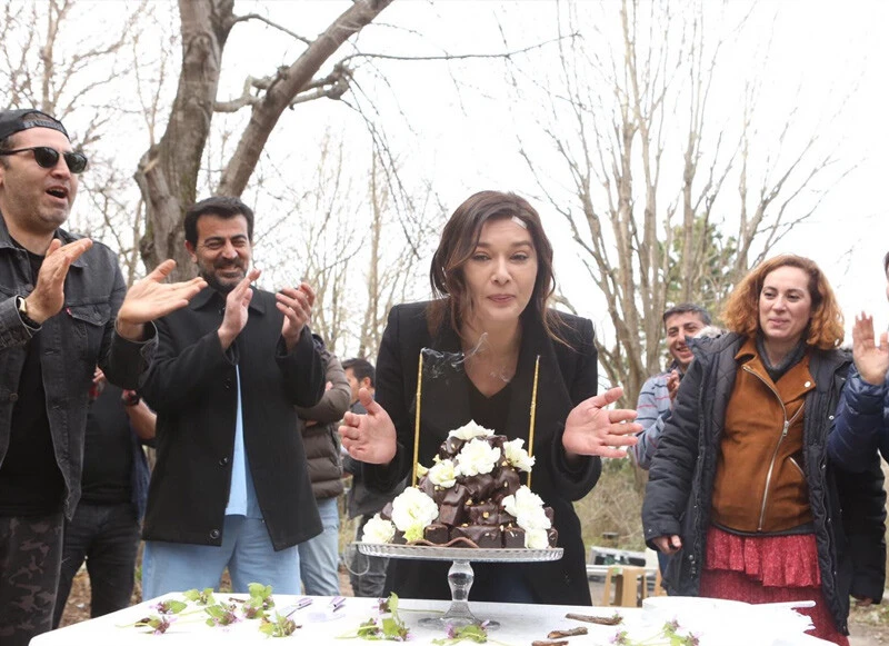 Sete girdi ve gördüğüne inanamadı... Veda Mektubu dizisinin Alanur’u Nurgül Yeşilçay’a büyük sürpriz