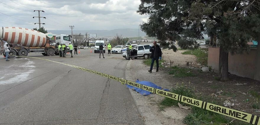 Denizli'de anne ile oğlunu ayıran feci kaza! Beton mikseri otomobile çarptı: 1 ölü, 1 yaralı