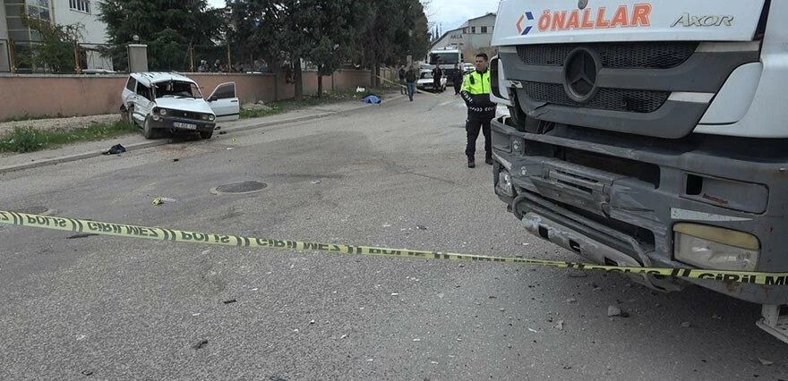 Denizli'de anne ile oğlunu ayıran feci kaza! Beton mikseri otomobile çarptı: 1 ölü, 1 yaralı