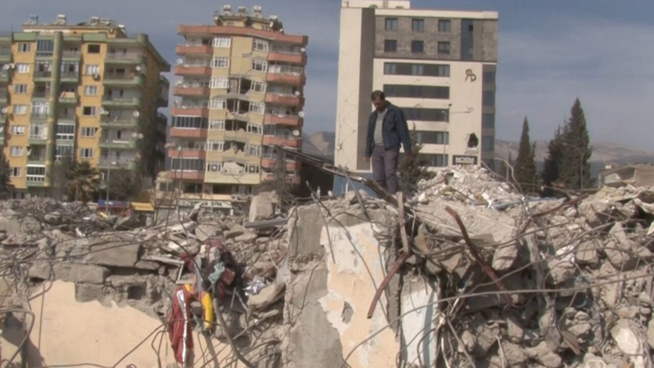 Depremzede korku dolu anları anlattı: İndikten 5 dakika sonra bina çöktü
