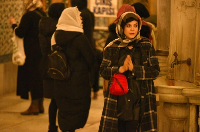 Kızılcık Şerbeti’nin Nilay’ı Eyüp Sultan'da dua ederken görüntülendi: Derin yaraları sarmak istedim!