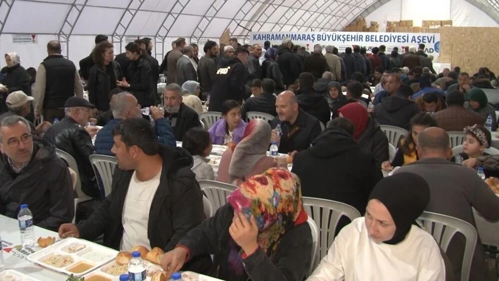 Bakan Soylu depremzedeler ile iftar yaptı
