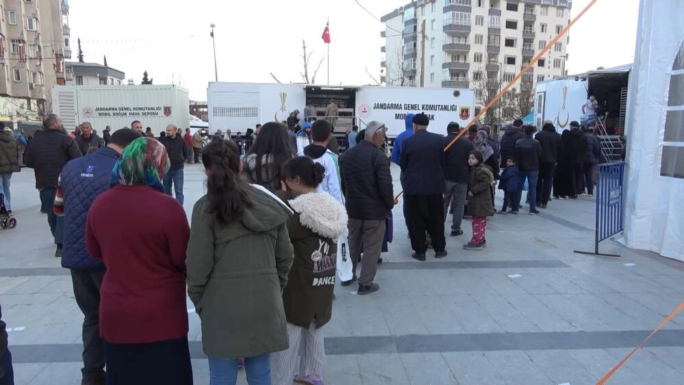 Bakan Soylu depremzedeler ile iftar yaptı