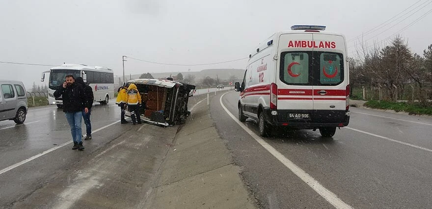Faciadan dönüldü! Uşak'ta işçi servisi devrildi: 9 kişi yaralandı