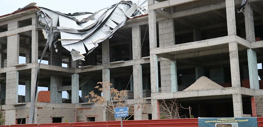 Erzincan’da şiddetli fırtına: Cami minaresi devrildi, çatılar uçtu