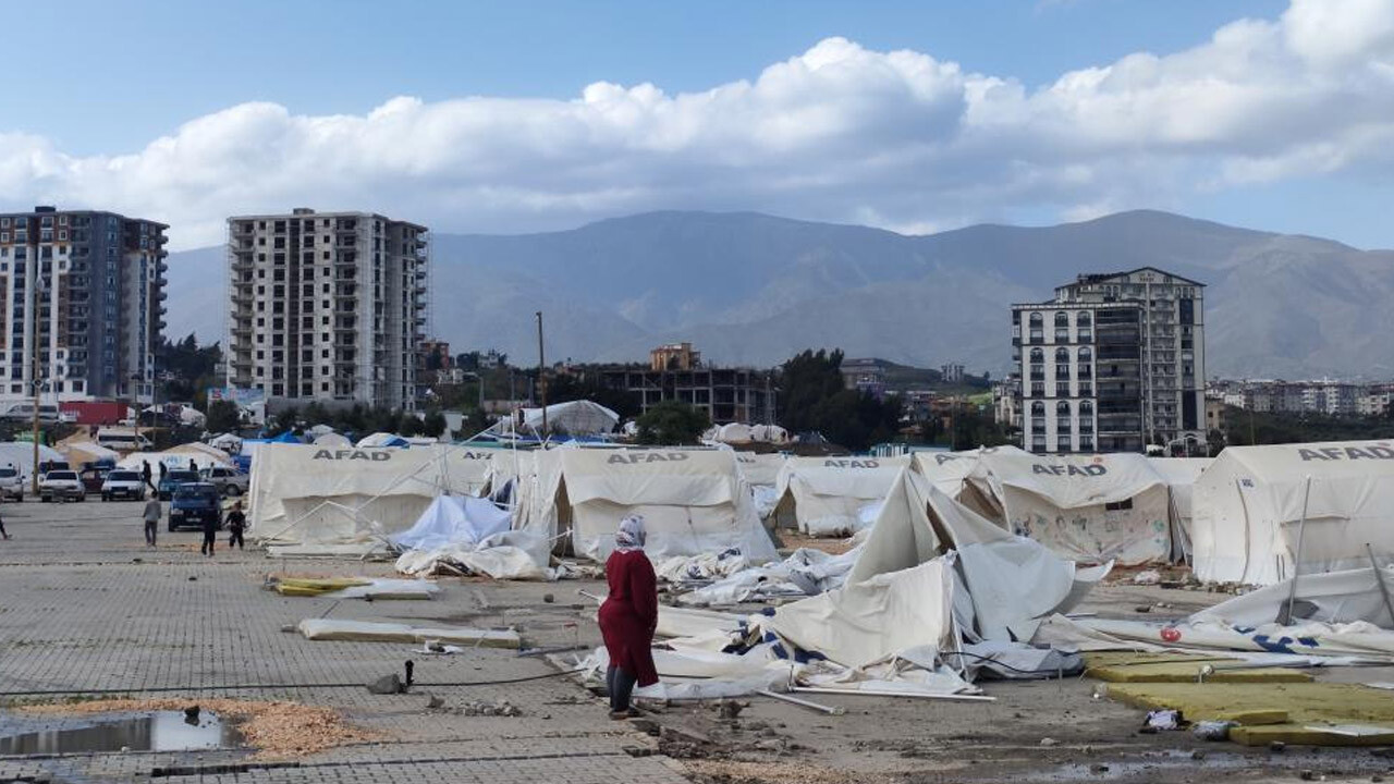 Deprem bölgesinde yağış ve fırtına: Çadırlar uçtu