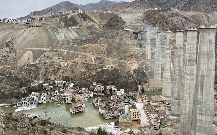 Yusufeli sulara gömülüyor! Evlerinin yok oluşunu uzaktan izliyorlar