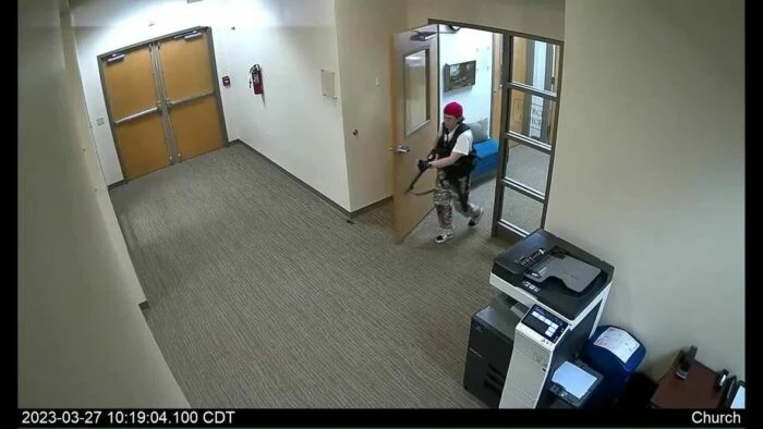 Polis kamerası çekti: Okulda dehşet saçan saldırganın vurulma anı!