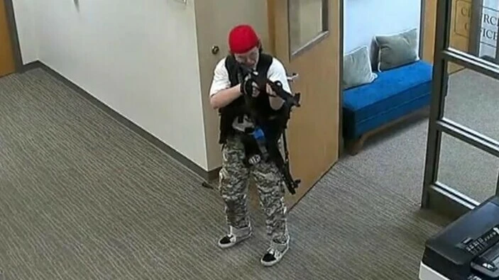 Polis kamerası çekti: Okulda dehşet saçan saldırganın vurulma anı!