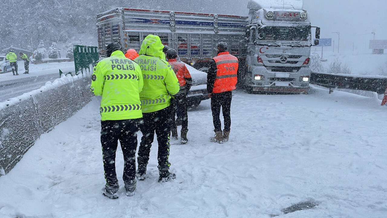 Bolu Dağı geçişinde makaslayan tır kaza yaptı: İstanbul istikameti trafiğe kapandı