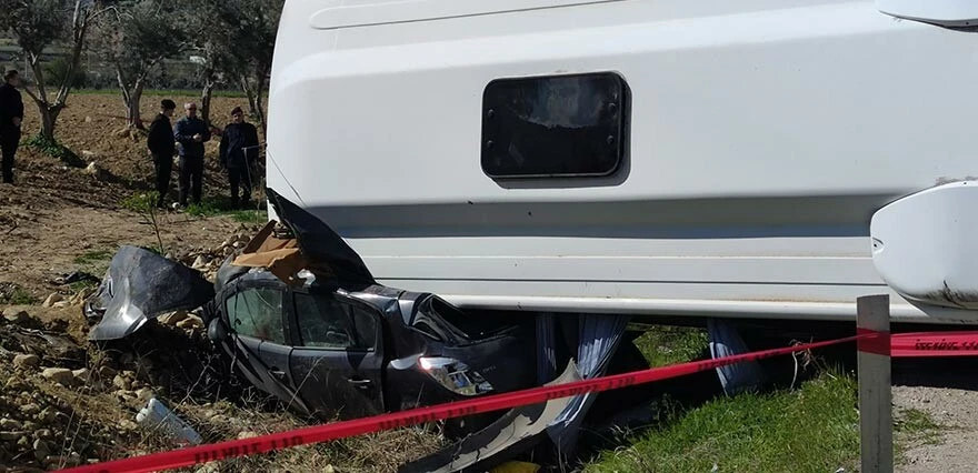 Denizli'de feci kaza! Turistleri taşıyan midibüs otomobili silindir gibi ezdi: 1 ölü, 24 yaralı