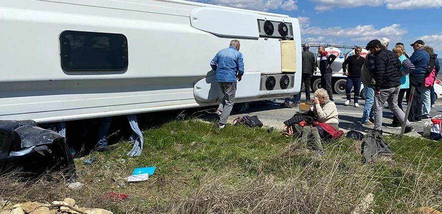 Denizli'de feci kaza! Turistleri taşıyan midibüs otomobili silindir gibi ezdi: 1 ölü, 24 yaralı