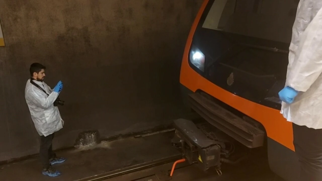 Ayrılık Çeşmesi Metro İstasyonu'nda <a href=