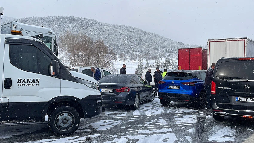 Son dakika! Bolu Dağı'nda zincirleme kaza: Ankara yolu trafiğe kapandı, çok sayıda yaralı var