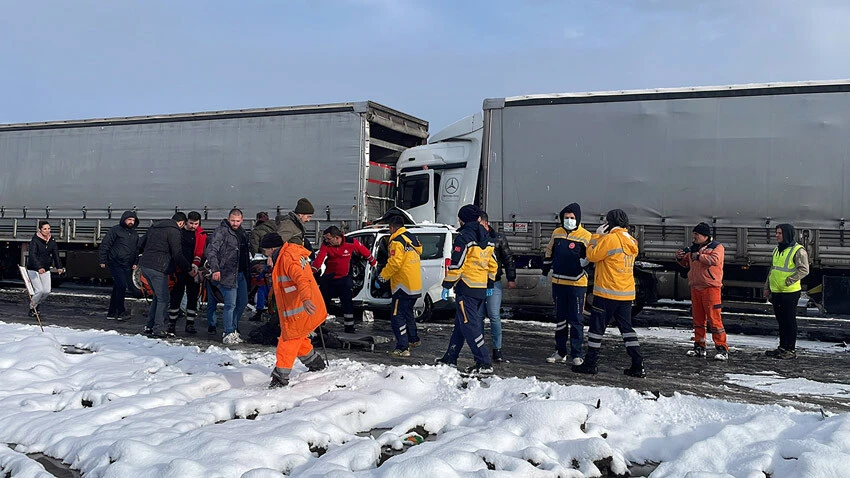 Son dakika! Bolu Dağı'nda zincirleme kaza: Ankara yolu trafiğe kapandı, çok sayıda yaralı var