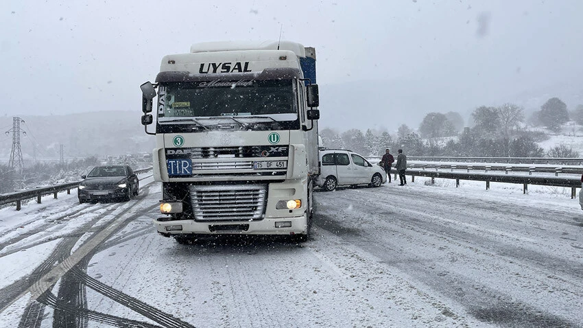Son dakika! Bolu Dağı'nda zincirleme kaza: Ankara yolu trafiğe kapandı, çok sayıda yaralı var