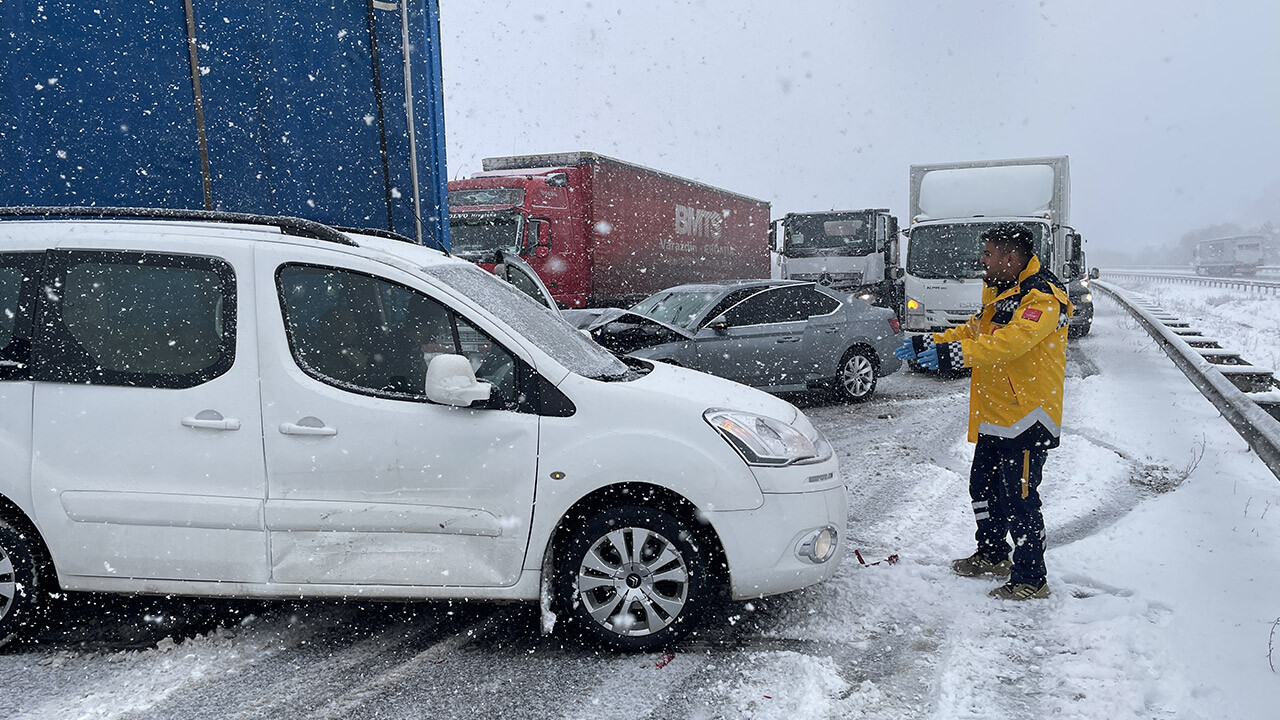 Son dakika! Bolu Dağı&#039;nda zincirleme kaza: Ankara yolu trafiğe kapandı, çok sayıda yaralı var