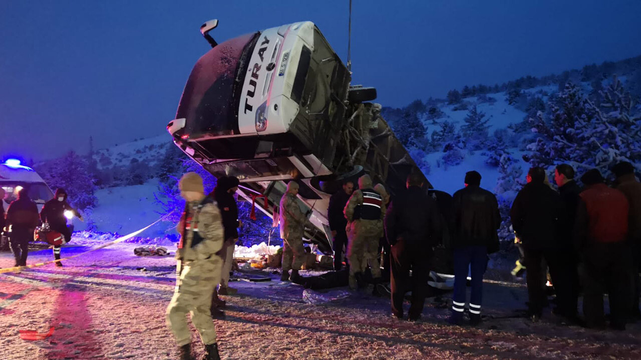 Erzincan’da yolcu otobüsü devrildi: Ölü ve yaralılar var