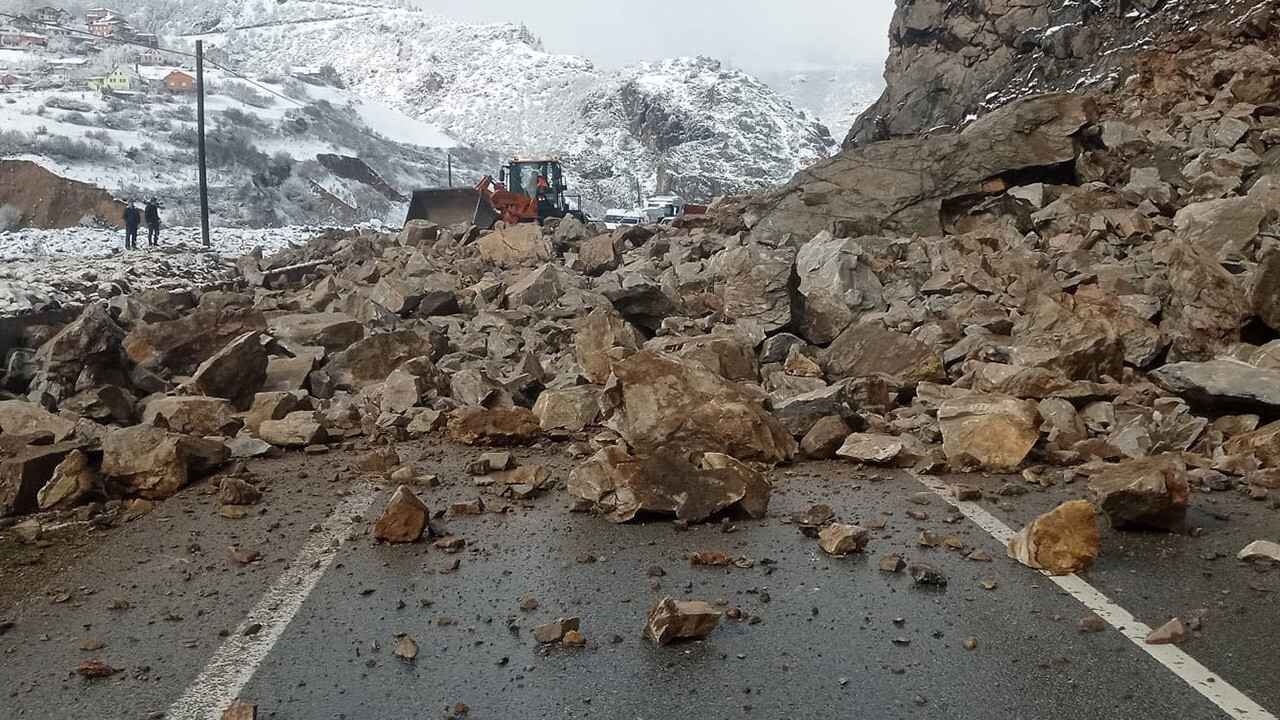 Faciadan dönüldü! Gümüşhane-Kürtün yolunda heyelan: Dağdan kopan dev kayalar yolu kapattı