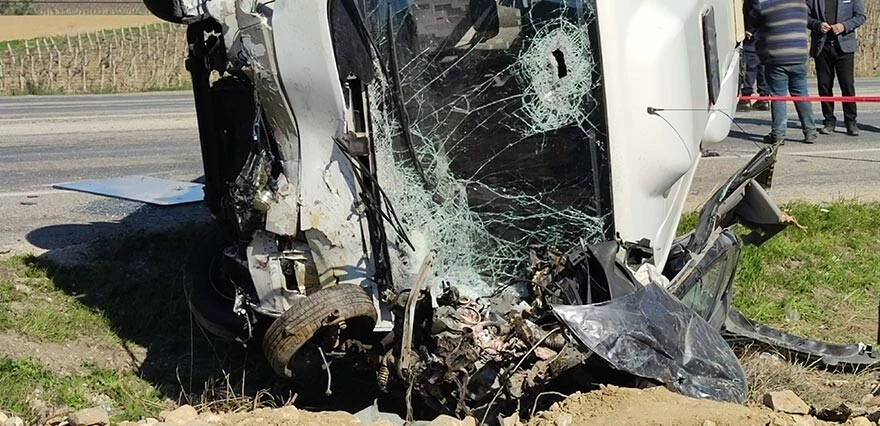 Denizli'de feci kaza! Turistleri taşıyan midibüs otomobili silindir gibi ezdi: 1 ölü, 24 yaralı