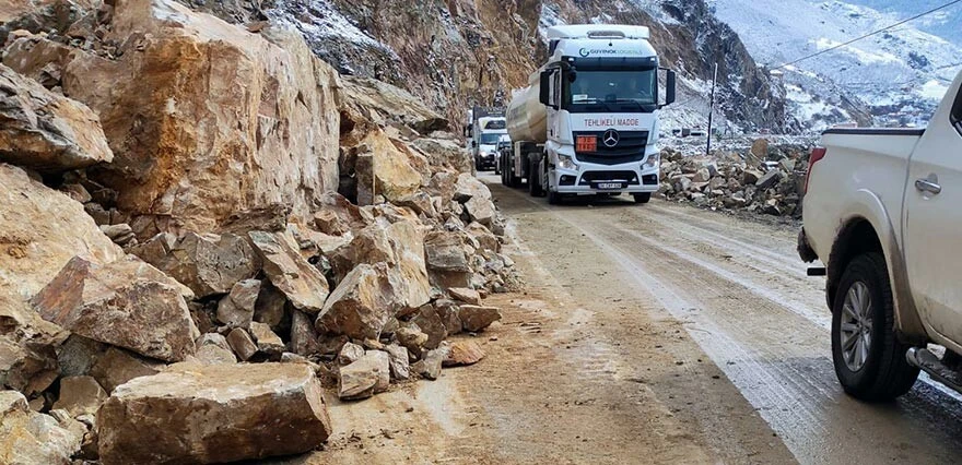 Faciadan dönüldü! Gümüşhane-Kürtün yolunda heyelan: Dağdan kopan dev kayalar yolu kapattı