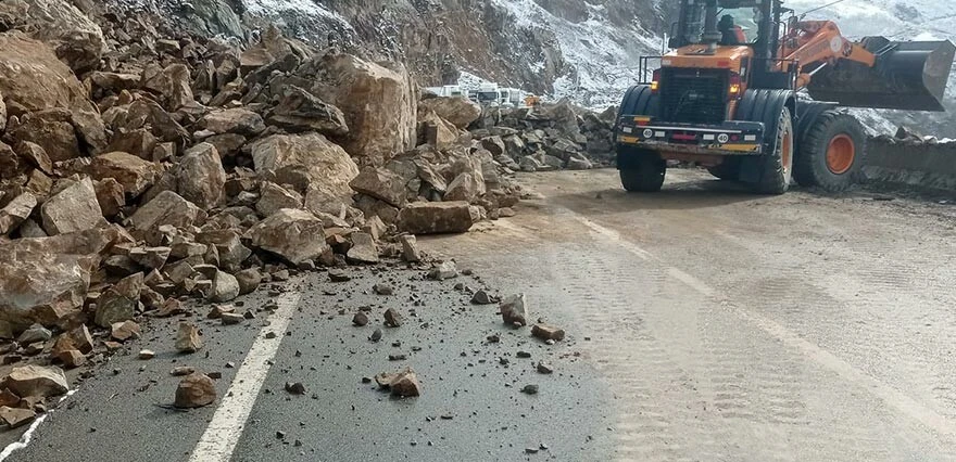 Faciadan dönüldü! Gümüşhane-Kürtün yolunda heyelan: Dağdan kopan dev kayalar yolu kapattı