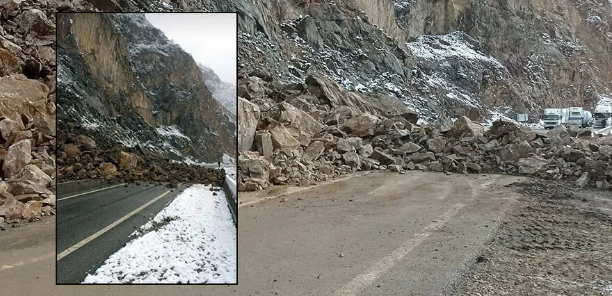 Faciadan dönüldü! Gümüşhane-Kürtün yolunda heyelan: Dağdan kopan dev kayalar yolu kapattı