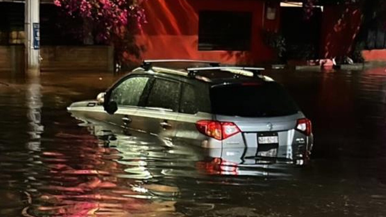 Meksika&#039;yı sel vurdu, yollar sular altında kaldı: 5 ölü