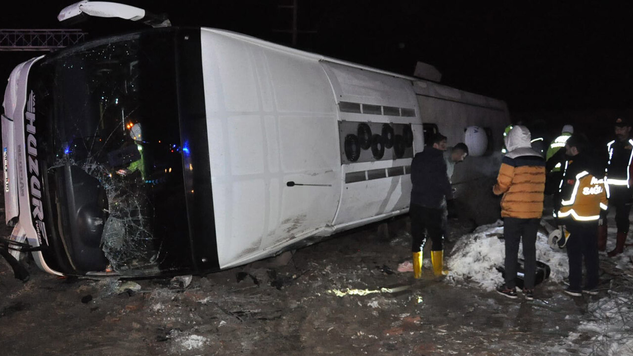 Son dakika! Yozgat’ta yolcu otobüsü devrildi: Ölü ve yaralılar var