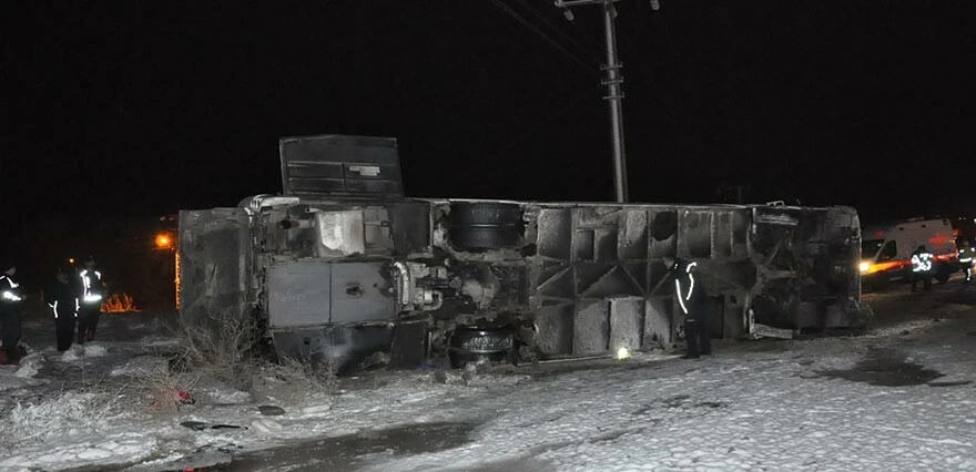 Son dakika! Yozgat’ta yolcu otobüsü devrildi: Ölü ve yaralılar var