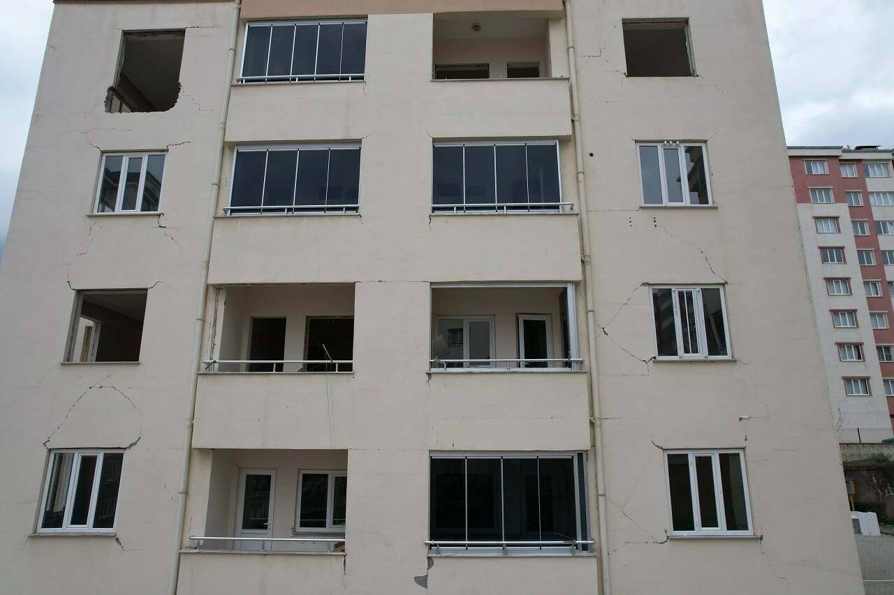 Apartmana önce 'ağır hasarlı', sonra 'az hasarlı' raporu verdiler: Bina sakinlerinden tepki!