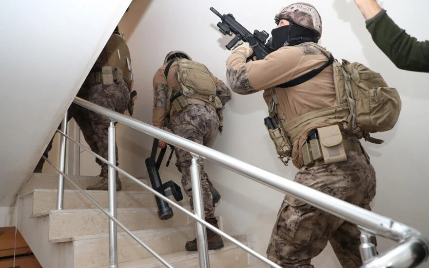 Mersin'de DEAŞ'a şafak operasyonu: 8 gözaltı