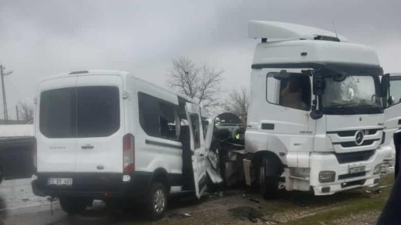 Batman&#039;da feci kaza! Minibüs ile tır kafa kafaya çarpıştı: 1 ölü, 2 yaralı