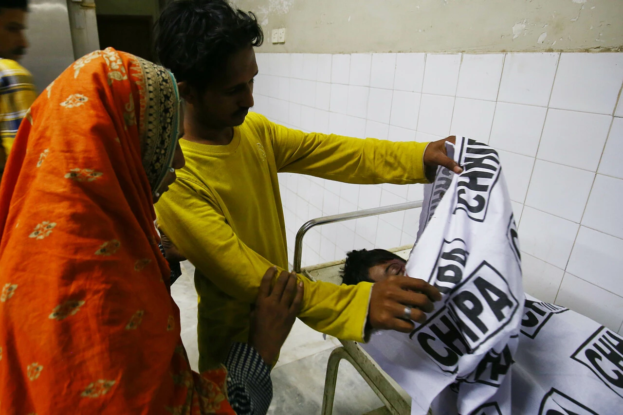 Pakistan'da "bedava yemek" izdihamı! Onlarca kişi hayatını kaybetti