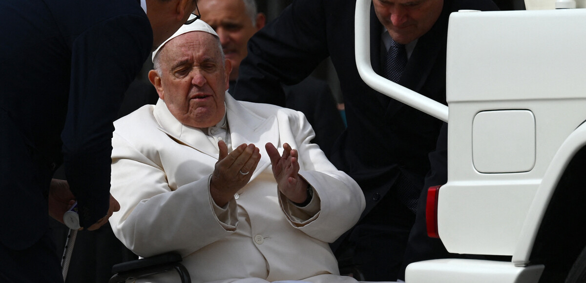 Taburcu olan Papa Francesco’dan ilk mesaj: Hala hayattayım