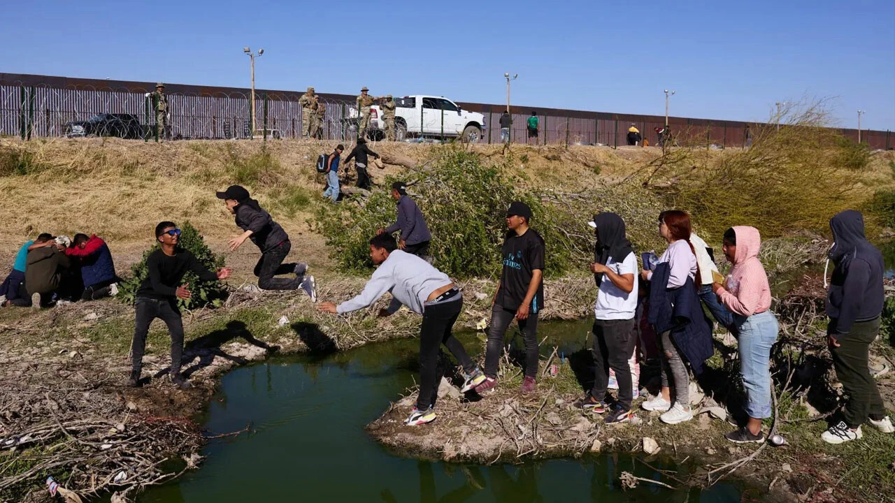 Yalan haberlere inandılar sınıra akın ettiler! Tehlikeli yolculukta nehrin üzerinden çocuklarını attılar