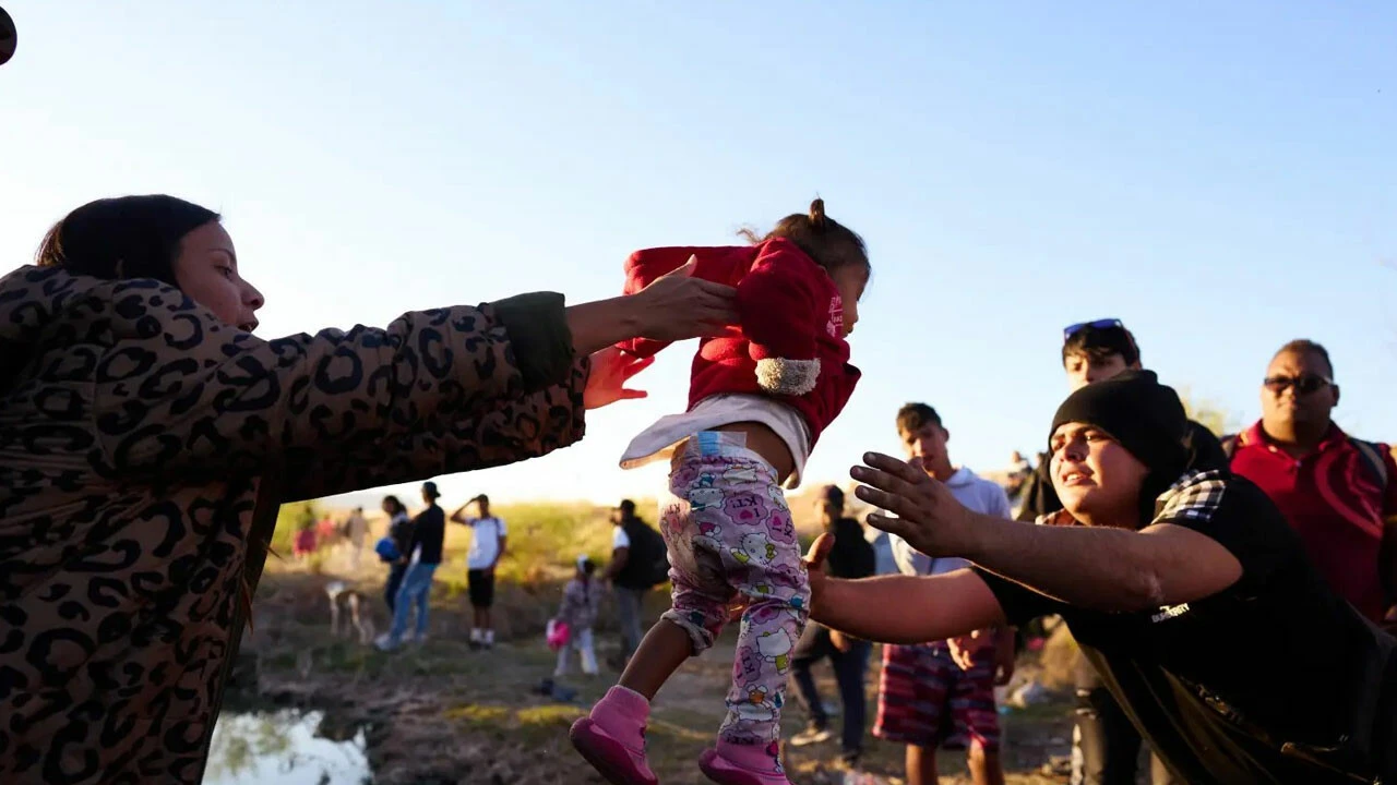 Yalan haberlere inandılar sınıra akın ettiler! Tehlikeli yolculukta nehrin üzerinden çocuklarını attılar